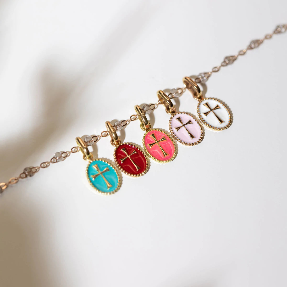 Gigi Clozeau - Pendentif croix émaillée